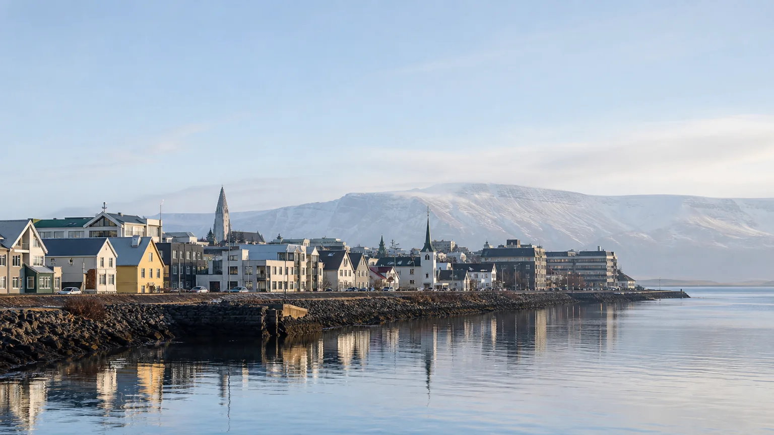 Höfnin í Reykjavík að vetri til með snævi þöktum fjöllum í baksýn